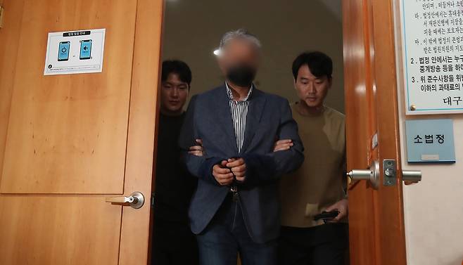 경북 의성군 대구지방법원 의성지원에서 지난달 24일 ‘경북 산불’과 관련해 산림보호법상 실화 혐의를 받는 50대 성묘객이 구속 전 피의자 심문(영장실질심사)을 받고 법정을 나서고 있다. 연합뉴스