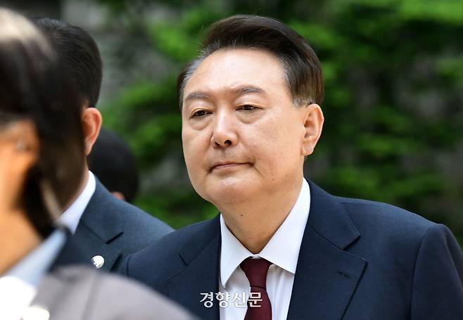 12·3 불법계엄 사태 내란 우두머리 혐의 등으로 기소된 윤석열 전 대통령이 12일 서울 서초구 서울중앙지법으로 공개 출석하고 있다. 사진공동취재단