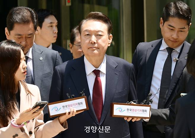 12·3 비상계엄 사태와 관련해 내란 우두머리 혐의 등으로 기소된 윤석열 전 대통령이 12일 서울 서초구 서울중앙지법에서 열린 3차 공판에서 오전 공판을 마치고 법원을 나서고 있다. 사진공동취재단