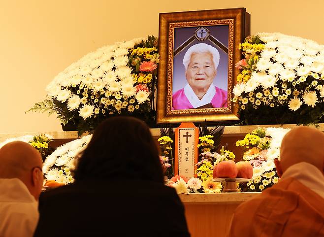 지난 11일 별세한 위안부 피해자 이옥선 할머니의 빈소가 경기 용인시 쉴낙원 경기장례식장에 마련됐다. 빈소를 찾은 추모객들이 영정 앞에서 고인의 명복을 빌고 있다. 연합뉴스