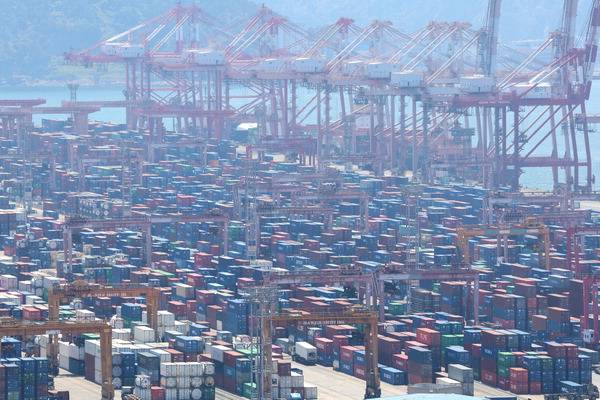 부산항 신선대부두에 컨테이너가 가득 쌓여 있는 모습. 연합뉴스