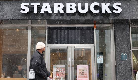A Starbucks store in Seoul on Feb. 12 [YONHAP]