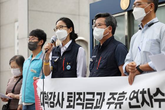 Author Bora Chung, second from left, speaks to the press, demanding better pay and conditions for Yonsei University's part-time teachers, in Mapo District, western Seoul, on Aug. 31, 2022. [YONHAP]