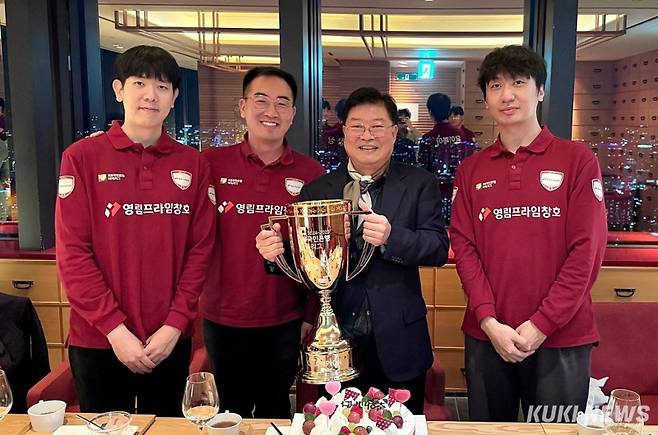 창단 첫해 통합 우승을 차지한 영림프라임창호 선수단이 ‘구단주’ 황복현 영림임업 회장과 우승컵을 들고 기쁨을 나누고 있다. 왼쪽부터 주장 강동윤 9단, 박정상 감독, 황복현 영림임업 회장, 중국 용병 당이페이 9단. 이영재 기자