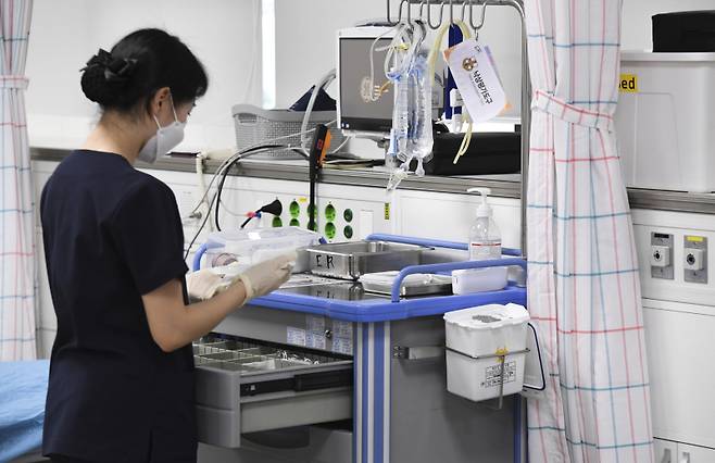 경기도 성남시 국군수도병원 응급실에서 간호사가 진료 준비를 하고 있다. 사진공동취재단