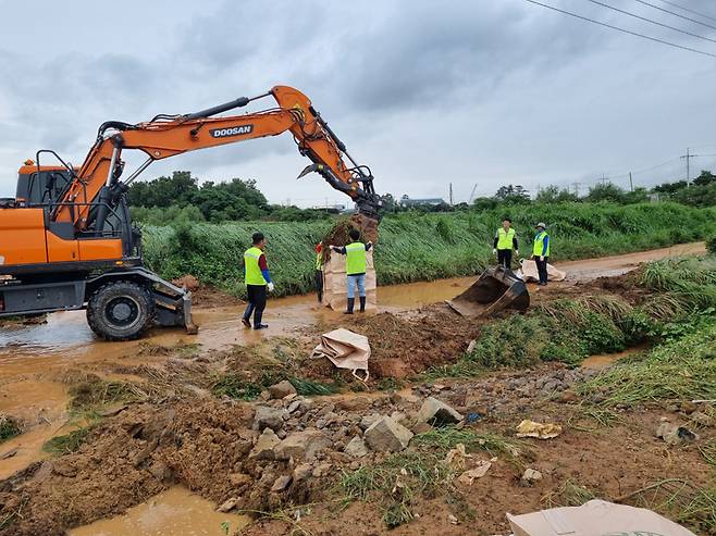 전남에서 시행되는 민간 발주 건설공사 중 지역 건설업체와 하도급 계약을 하고 지급보증서를 발급한 원도급사를 대상으로 발급 수수료의 50%(최대 1000만 원)를 지원한다. 2024년 9월 발생한 집중호우 피해 현장 복구. 사진은 기사 내용과 관련 없음. /해남군