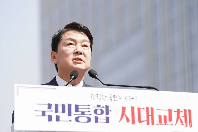 안철수 국민의힘 의원이 지난 8일 서울 종로구 광화문광장 이순신 동상 앞에서 기자회견을 열고 ‘제21대 대통령 선거’ 출마를 공식 선언하고 있다. 유희태 기자