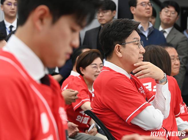 권성동 국민의힘 원내대표가 12일 오전 서울 영등포구 여의도 국민의힘 중앙당사에서 열린 중앙선대위 회의 및 중앙선대위 임명장 수여식에 참석하고 있다. 유희태 기자