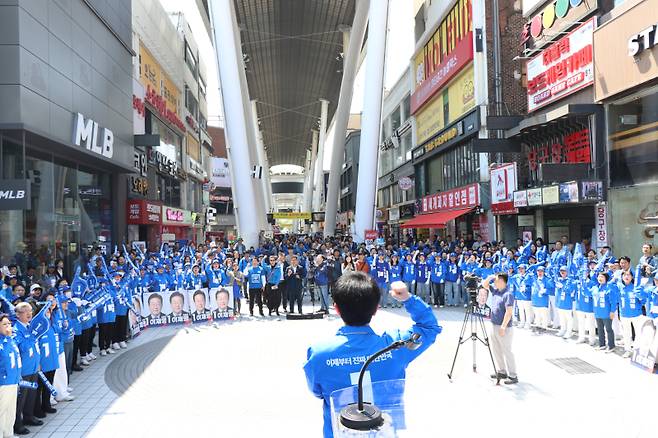 박정현 더불어민주당 대전시당 위원장이 12일 중구 으능정이 거리에서 선거대책위원회 출정식을 갖고 이재명 후보은 '과학 수도 대전'을 반드시 실현할 것이라고 지지자들과 언론 앞에서 호소하고 있다. 더불어민주당