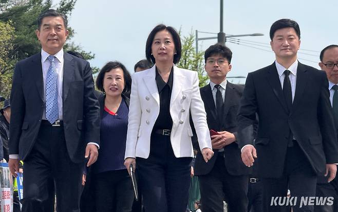 허은아 전 개혁신당 대표(가운데)가 4월23일 오전 국회 정문 앞 탈당 기자회견장으로 이동하고 있다. 오른쪽은 조대원 선대위원장. 송금종 기자&nbsp;