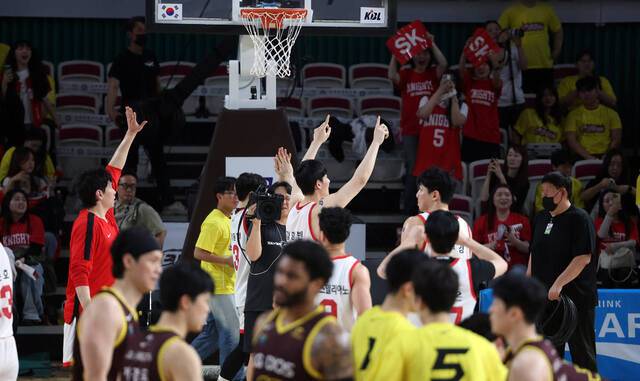 서울 SK 나이츠 선수들이 11일 창원실내체육관에서 열린 프로농구 KBL 챔피언결정전 4차전에서 창원 LG 세이커스에 승리한 후 세리머니를 하고 있다. 연합뉴스