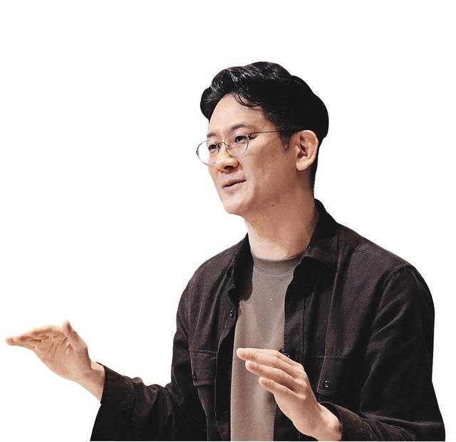 이광민 마인드랩 공간 정신건강의학과 원장이 최근 서울 강남구 병원에서 청년세대의 관계와 사랑, 불안에 대해 설명하고 있다. 우정민PD