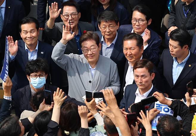 남도문화벨트 골목골목 경청투어에 나선 이재명 더불어민주당 대선 후보가 11일 전남 영암군 학산면 독천낙지거리를 찾아 지지자들에게 인사하고 있다. 연합뉴스