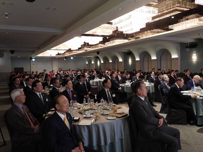 국민비전클럽 참석자들이 10일 서울 여의도 국민일보빌딩 12층 루나미엘레에서 열린 5월 월례예배를 드리고 있다.