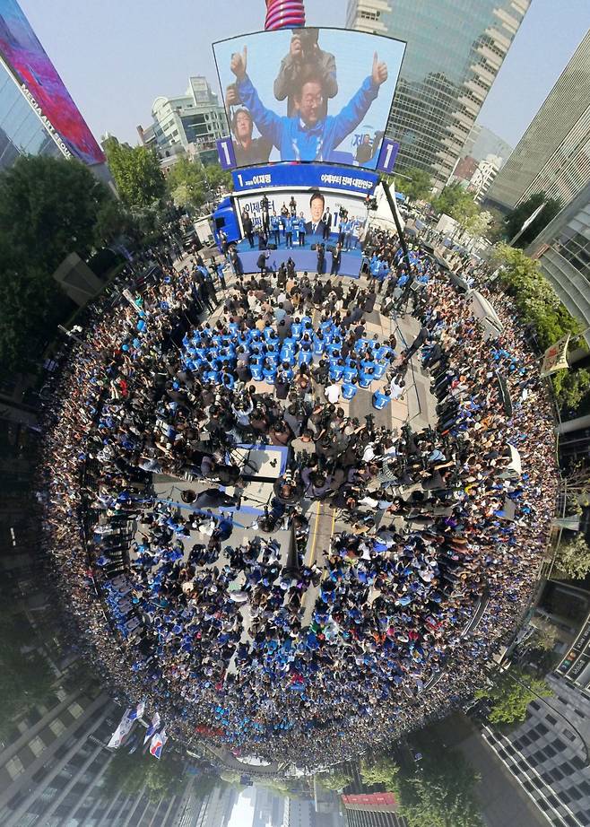 대통령 선거운동 첫날인 12일  서울 종로구 청계광장에 많은 더불어민주당원과 지지자들이 운집한 가운데 이재명 후보가 인사 하고있다.
