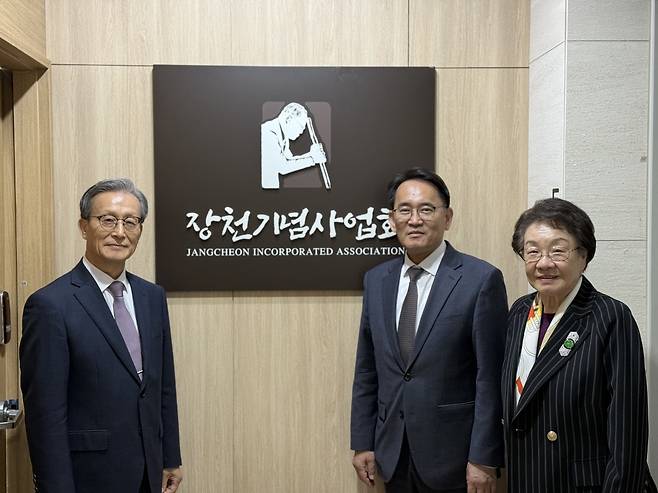 장천기념사업회 관계자들이 12일 서울 광림교회에서 사업회 개소식 후 기념촬영을 하고 있다. 왼쪽부터 최이우 사업회 이사장, 박동찬 사업회장, 김선도 감독의 아내인 박관순 사모. 장천기념사업회 제공