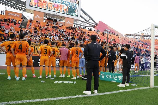 김학범 제주 SK FC 감독과 선수단이 6일 제주도 서귀포월드컵경기장에서 열린 2025 K리그1 12라운드 강원 FC와 홈 경기에서 패배한 후 관중석을 바라보고 있다. 한국프로축구연맹 제공