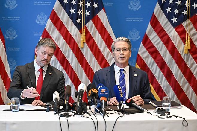 스콧 베선트 미국 재무장관(오른쪽)과 제이미슨 그리어 미국무역대표부(USTR) 대표가 12일(현지시간) 오전 스위스 제네바에서 기자회견을 열고 미국과 중국의 관세 인하 합의에 대해 설명하고 있다. AFP연합뉴스