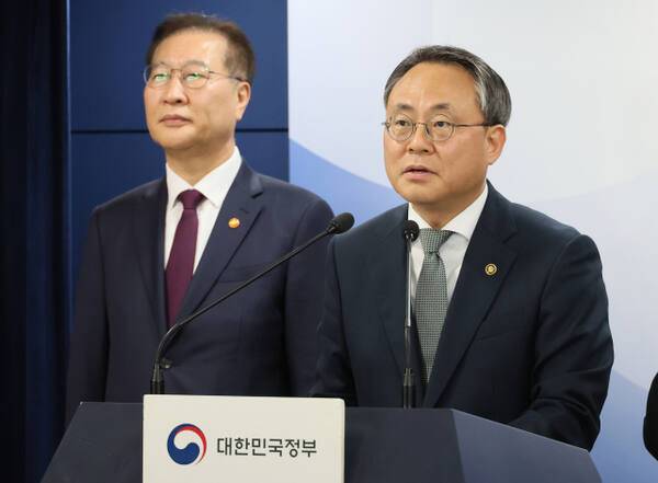 고기동 행정안전부 장관 직무대행과 박성재 법무부 장관이 12일 서울 종로구 정부서울청사에서 제21대 대통령선거 관련 대국민 담화문을 발표하고 있다. 연합뉴스