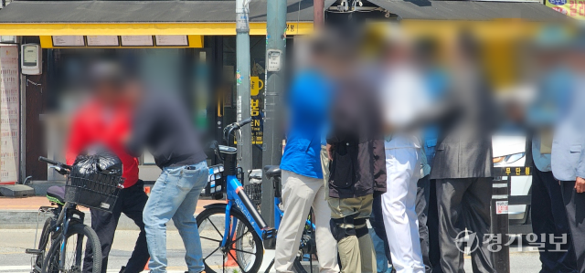 12일 6·3대선 민주당 평택병 지역위원회 출범식 현장에서 지지자간 폭력사태가 발생해 주변 시민들이 말리고 있다. 윤동현기자