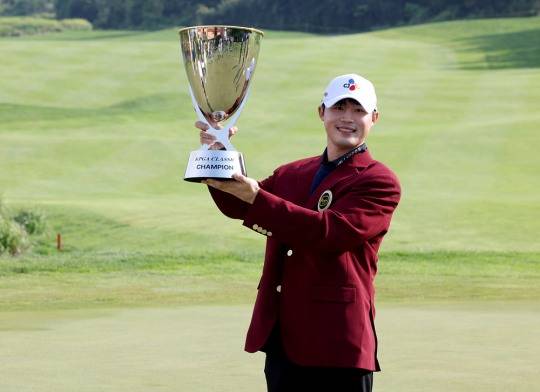 우승 트로피 든 배용준. 사진[연합뉴스]