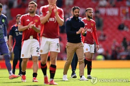 웨스트햄전 패배 후 홈팬들에게 인사하는 맨유의 아모링 감독과 선수들.