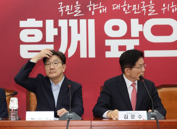 ▲국민의힘 김문수 대선 후보와 권성동 원내대표가 지난 11일 서울 여의도 국회에서 열린 중앙선거대책위원회 회의에 참석한 모습. ⓒ연합뉴스