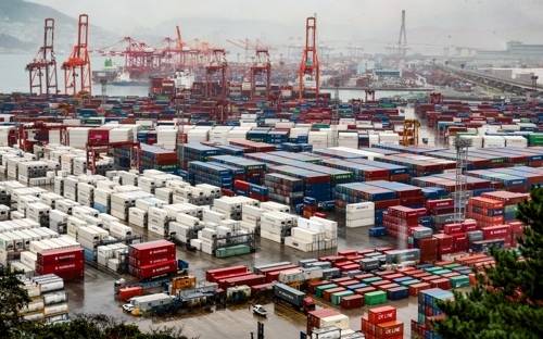 IMF는 한국이 GDP대비 국가 부채 비율이 사상 처음으로 비기축통화국 평균을 넘어설 것이라고 11일 재정점검보고서를 통해 밝혔다. [사진 = 연합뉴스]