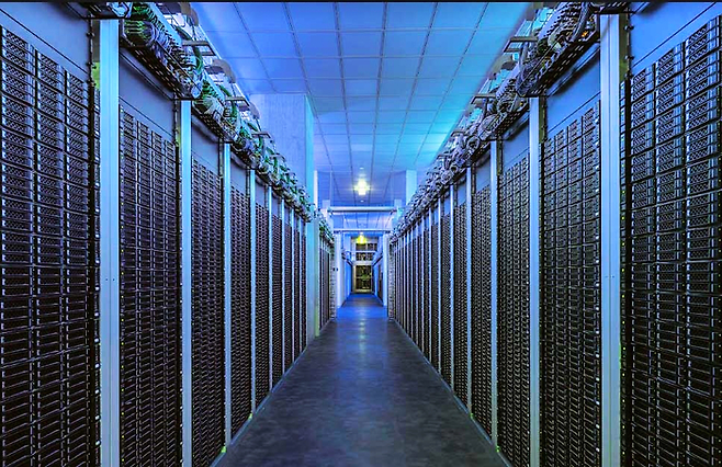 한미글로벌이 건설사업관리(PM)를 맡아 조성된 ‘네이버 각 세종’ 데이터센터 내 서버실. 위 사진은 본 기사와 직접적 관련없음. [사진 출처 =네이버클라우드]