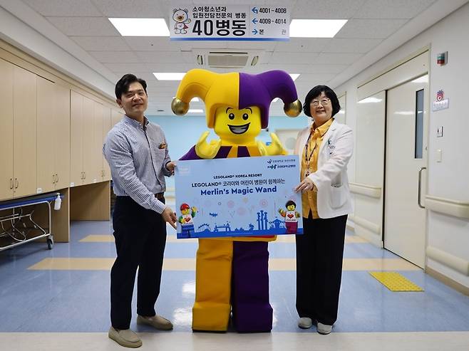 레고랜드가 마스코트 재스터와 함께 강원대 어린이 병원을 방문하여 깜짝 이벤트를 진행했다. (왼쪽부터) 이순규 레고랜드 코리아 대표와 조희승 강원대학교 어린이 병원장 / 사진=레고랜드