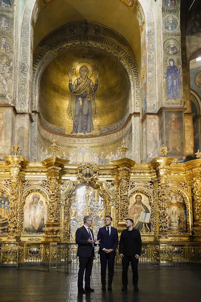 키어 스타머 영국 총리(왼쪽)와 에마뉘엘 마크롱 프랑스 대통령(가운데)이 지난 10일(현지시간) 우크라이나 수도 키이우에 있는 성 소피아 성당을 방문해 볼로디미르 젤렌스키 대통령과 대화하고 있다. AP연합뉴스