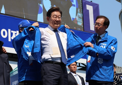 방탄복 위 선거 운동복 입는 이재명 후보 [사진 출처 = 연합뉴스]