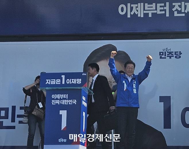 12일 경기 화성시 동탄호수공원을 찾은 이재명 더불어민주당 대선후보가 시민들에게 지지를 호소하고 있다. [한수진기자]