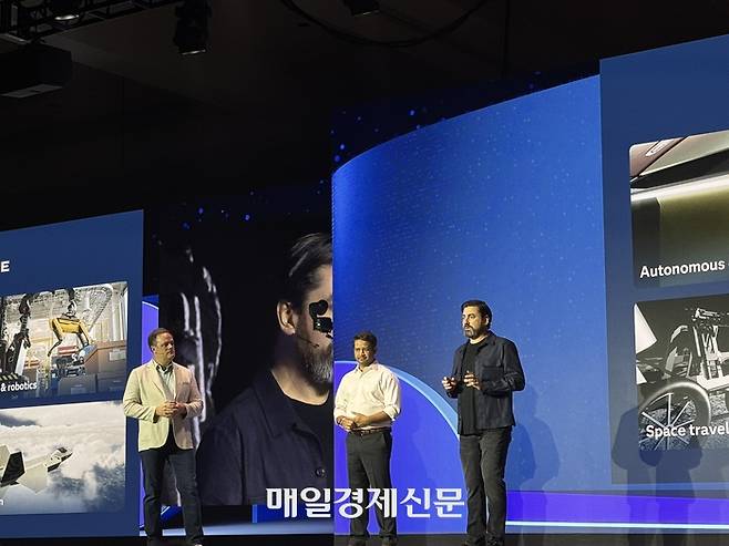 브라이언 해리스 SAS CTO(왼쪽부터), 로샨 샤 조지아 퍼시픽 AI&제품 부문 부사장, 빌 클리포드 에픽게임즈 언리얼엔진 부사장이 디지털 트윈 기술을 조지아 퍼시픽 공장에 적용한 과정에 대해 설명하고 있다. [사진 = 정호준 기자]