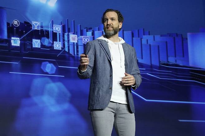 재러드 피터슨 SAS 연구개발부문 수석부사장이 SAS 이노베이트 2025에서 SAS 솔루션에 새롭게 추가된 AI 기능에 대해 발표하고 있다. SAS