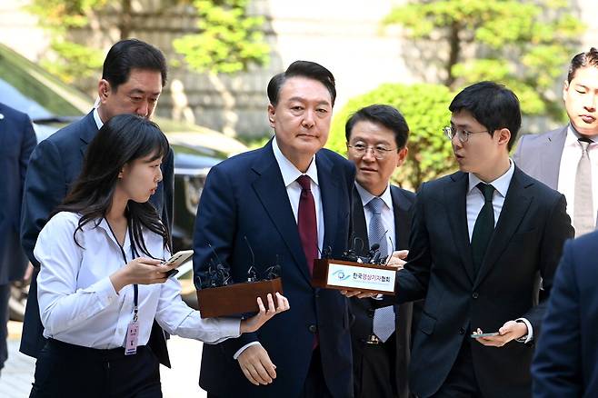 윤석열 전 대통령이 12일 오전 서울 서초구 서울중앙지방법원에서 열린 내란 우두머리 혐의 3차 공판에 출석하고 있다.  사진공동취재단