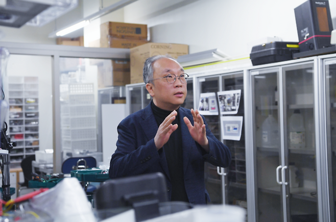 박찬흠 한림대춘천성심병원 이비인후과 교수가 자신의 실험실에서 연구 내용에 대해 설명하고 있다. 의학·생물학 실험실이지만 납땜기 같은 공구들이 실험실에 즐비했다. [사진 제공 = 한림대학교의료원]