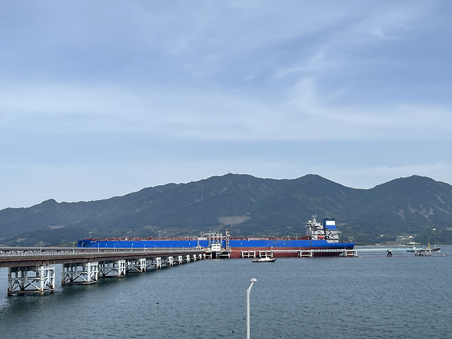 한국석유공사 여수지사 인근 부두(제티)에 접안한 유조선. 미국산으로 교체하기 위해 공사가 판매한 오만산 비축유가 여기 실릴 예정이다. [신유경 기자]