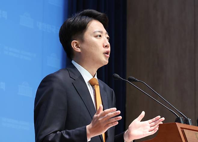 혁신당 이준석 대선 후보가 제21대 대통령 선거 공식 선거운동 첫날인 12일 서울 여의도 국회 소통관에서 선거 구상 발표를 하고 있다. [사진 = 연합뉴스]