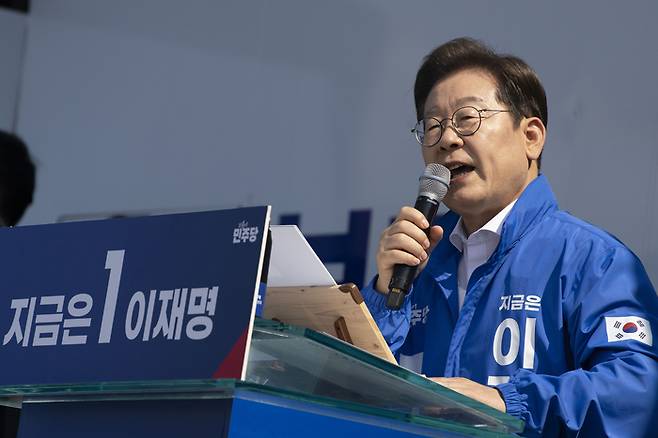 이재명 더불어민주당 대선후보가 12일 오후 경기도 화성시 동탄 센트럴파크 음악분수중앙광장에서 열린 ‘K-반도체’ 동탄 집중유세에서 발언을 하고 있다. [김호영 기자]