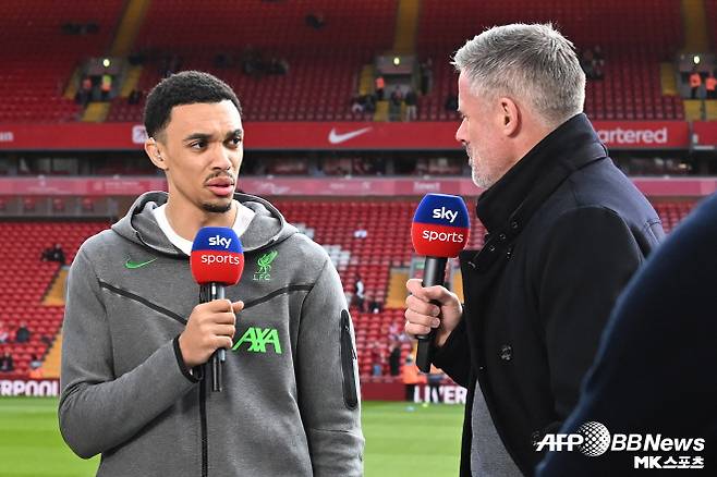 트렌트 알렉산더 아놀드(사진 왼쪽)가 제이미 캐러거와 인터뷰를 하고 있다. 사진=AFPBBNews=News1