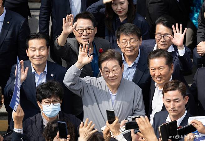 경청투어에 나선 이재명 더불어민주당 대통령 후보가 11일 오후 전남 영암군 독천낙지거리에서 손을 흔들며 인사하고 있다. 2025.5.11/뉴스1  Copyright (C) 뉴스1. All rights reserved. 무단 전재 및 재배포,  AI학습 이용 금지.