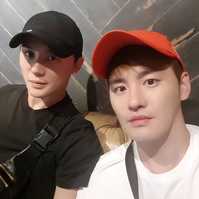 김준수(왼쪽)의 이란성 쌍둥이 형이자 뮤지컬 배우인 김무영이 6월 결혼 발표와 함께 혼전 출산 소식을 전했다. /사진=인스타그램 갈무리