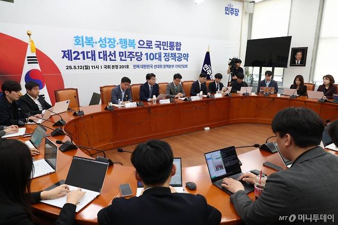 [서울=뉴시스] 조성봉 기자 = 이한주 더불어민주당 진짜 대한민국 중앙선대위 총괄선거대책본부 정책본부장이 12일 오전 서울 여의도 국회에서 열린 제21대 대통령선거 더불어민주당 10대 공약 기자간담회에서 발언을 하고 있다. 2025.05.12. suncho21@newsis.com /사진=조성봉