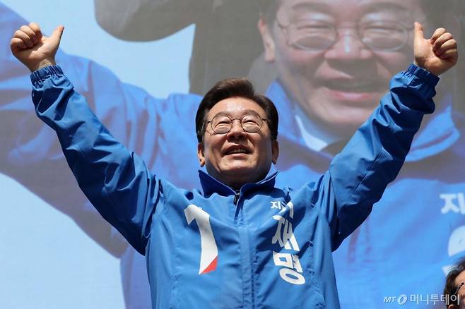 (서울=뉴스1) 안은나 기자 = 이재명 더불어민주당 대통령 후보가 제21대 대통령선거 공식 선거운동이 시작된 12일 오전 서울 종로구 청계광장에서 열린 중앙선거대책위원회 출정식에서 선대위원장들과 시민들에 인사하고 있다. (공동취재) 2025.5.12/뉴스1  Copyright (C) 뉴스1. All rights reserved. 무단 전재 및 재배포,  AI학습 이용 금지. /사진=(서울=뉴스1) 안은나 기자