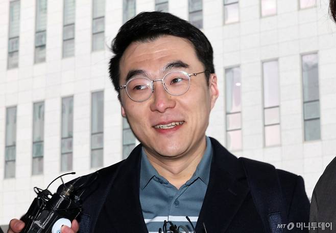 (서울=뉴스1) 박세연 기자 = 김남국 전 더불어민주당 의원이 10일 오후 서울 양천구 서울남부지방법원에서 열린 ‘허위 재산 신고' 관련 1심 선고에 출석하고 있다.   국회의원 시절 99억 원에 달하는 가상자산 보유 사실을 숨기려 허위로 재산을 신고한 혐의로 법정에 선 김 전 의원은 이번 1심에서 무죄를 선고 받았다. 2025.2.10/뉴스1  Copyright (C) 뉴스1. All rights reserved. 무단 전재 및 재배포,  AI학습 이용 금지.