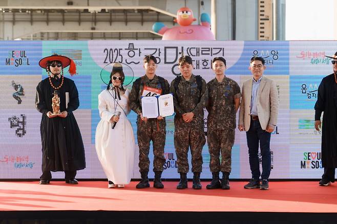 2025 한강 멍 때리기 대회에서 특별상을 수상한 공군장병들. /사진=서울시