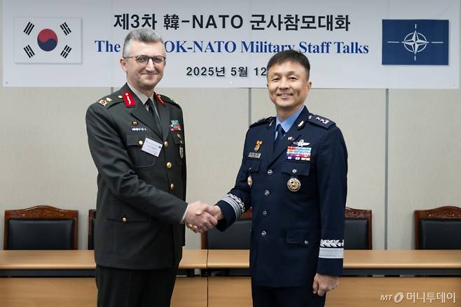 12일 서울 용산구 합동참모본부에서 개최된 제3차 한·NATO 군사참모대화에서 권영민(공군소장) 합참 전략기획부장(오른쪽)이 에레이 윙귀데르(튀르키예 육군준장) NATO 안보협력차장과 악수를 나누고 있다. / 사진=합동참모본부