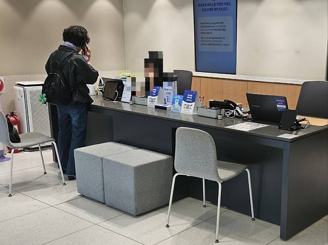 12일 오전 서울 종로구 SKT 종로센터점에 최순례씨(73)가 상담을 받는 중 자녀에게 전화를 걸어 도움을 청하고 있다./사진=박상혁 기자.