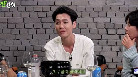 배우 정경호가 12일 유튜브 채널 '짠한형 신동엽'에 출연해 연인인 그룹 소녀시대 멤버 겸 배우 최수영에 대한 애정을 드러냈다. /사진=유튜브 채널 '짠한형 신동엽'